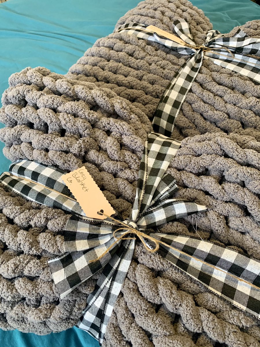 cozyblanketco's tweet image. I make chunky knit blankets! All colors and sizes, made to order with love 🖤 DM me for prices or questions.