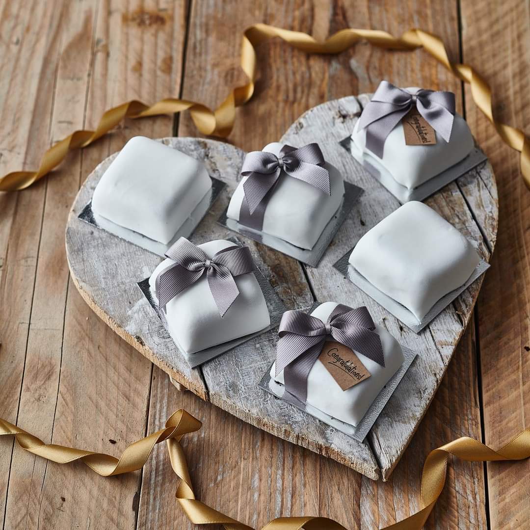 It’s Fruit Cake Friday here at OCC, and these cutie cakes make fab wedding favours or mini celebration cakes....anyone  celebrating - 2nd of Dec &amp; end of lockdown for us lot😉👩‍🍳🍷🍺