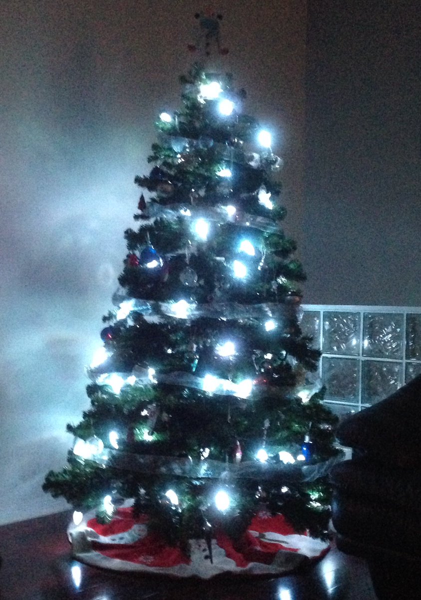 Dagenator's tweet photo. Always nice to have our #Christmas tree up! These #applights are awesome! #holidays https://t.co/MZlcEOaWRL