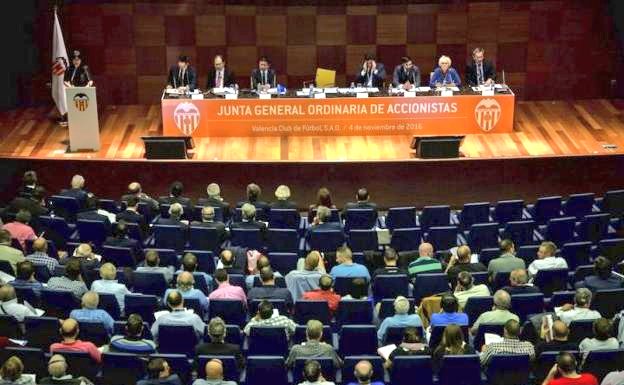 Between 2014 and 2020 we've seen the progressive downfall of Meriton's goodwill amongst the fans.From the opening hope and excitement in 2014 to utter dispair in 2019 after the absurd sacking of Mateu and Marcelino.Criticism was harsh and well-deserved.(3/4)