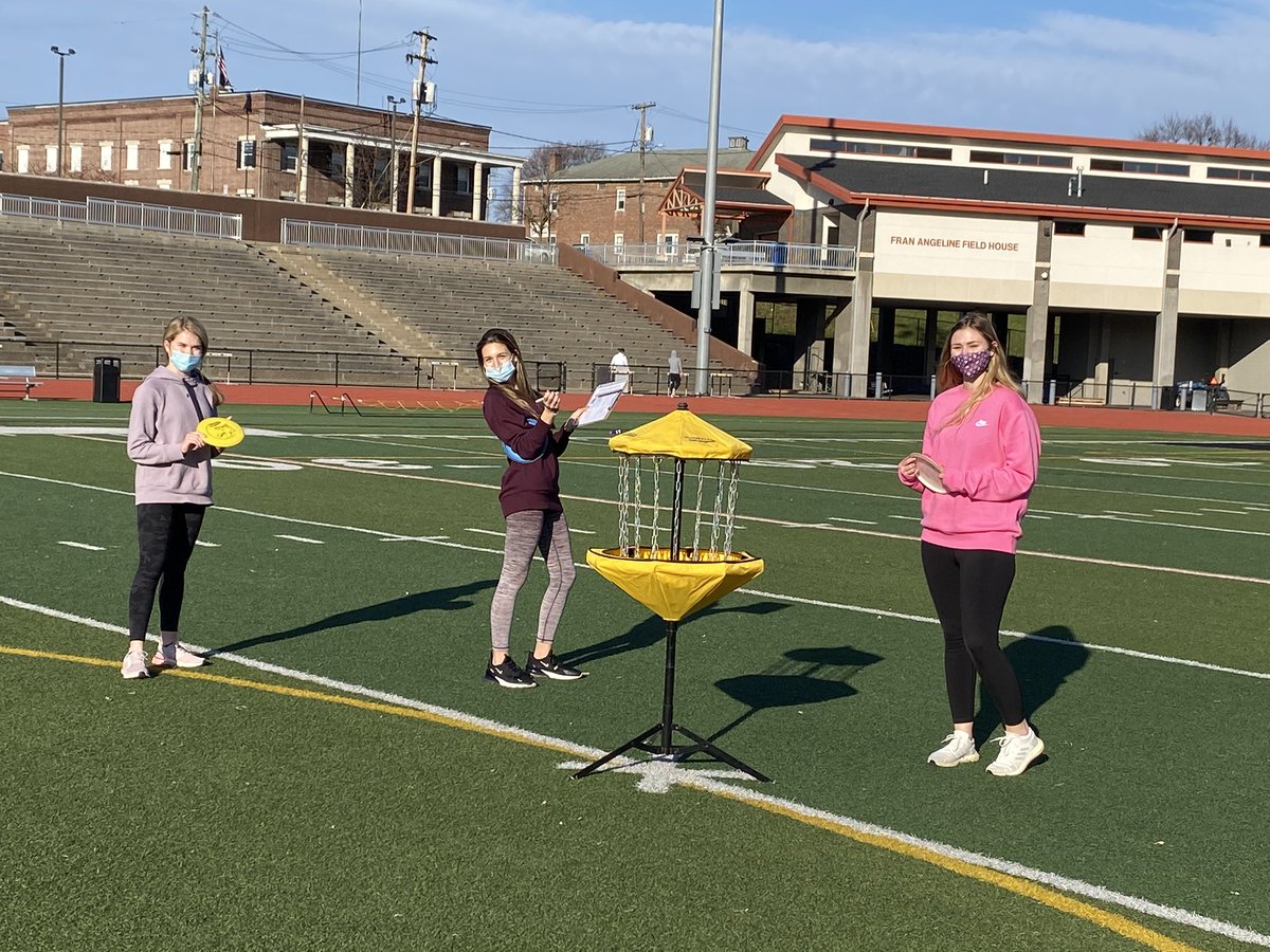 A great day to be teaching outside and kicking off the 1st Annual Hark/Fran Disk Golf Open!! <a href="/hark04/">Tim Harkness</a> @tigers_ue <a href="/tigers_pe/">UE Tigers Elementary PE</a> <a href="/UECSDTigers/">UECSD Tigers</a>