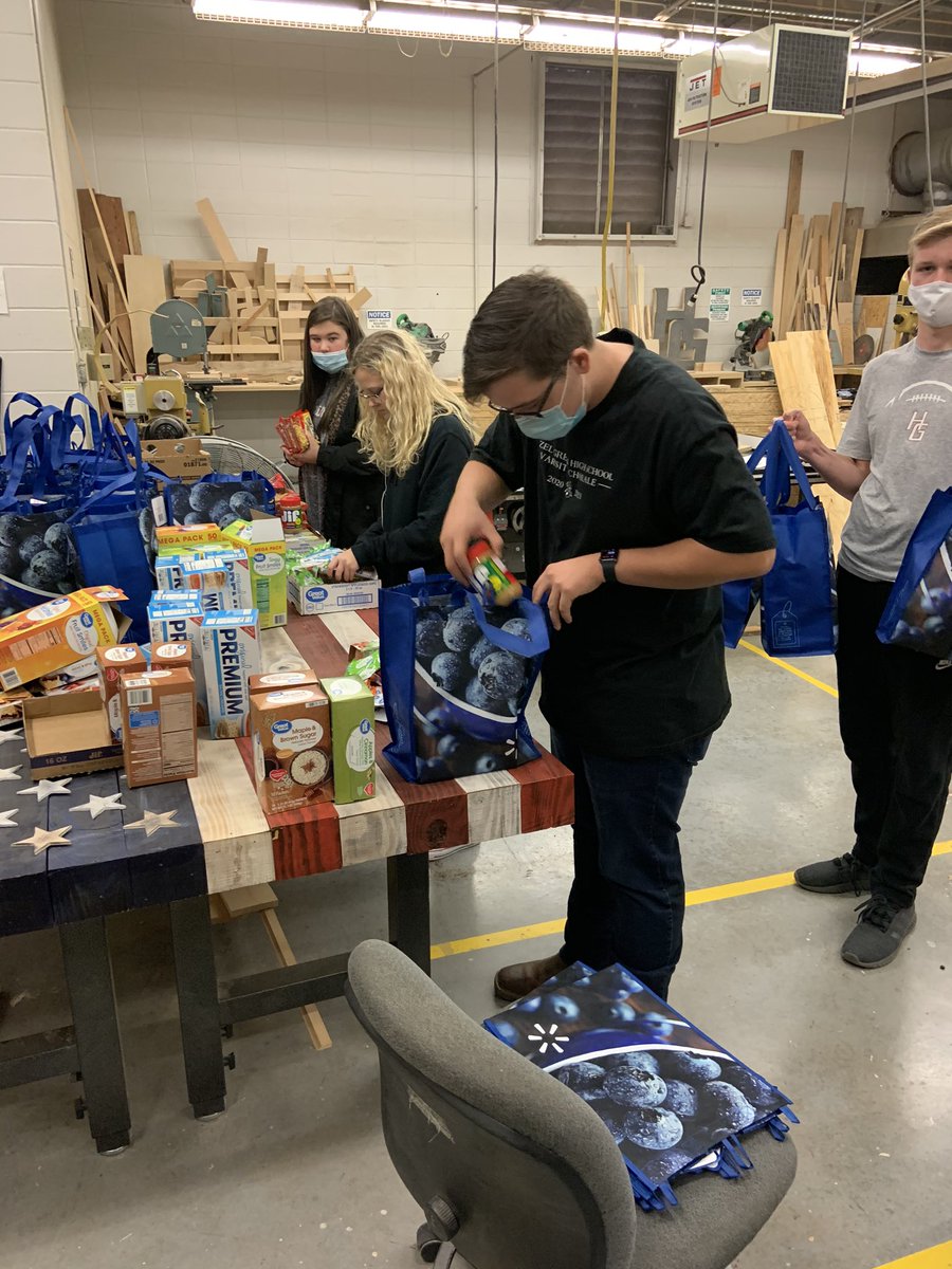 A huge thank you to FFA members for packing Lunches of Love Thanksgiving Break bags! It was definitely a team effort!