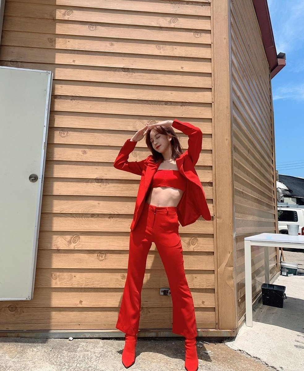 WITCH9S's tweet photo. Por hoy decidí dejar mi puesto de bruja porque claramente I'm #InNeverlandWithPEARL so please don't disturb! Incluso le rogué a la empresita que me diera los mejores trapos porque el #PEARLDEBUT lo ameritaba. Sí ves besos voladores de alguien son míos. (＞ｍ＜) 💖 https://t.co/2BrqUW4z0y