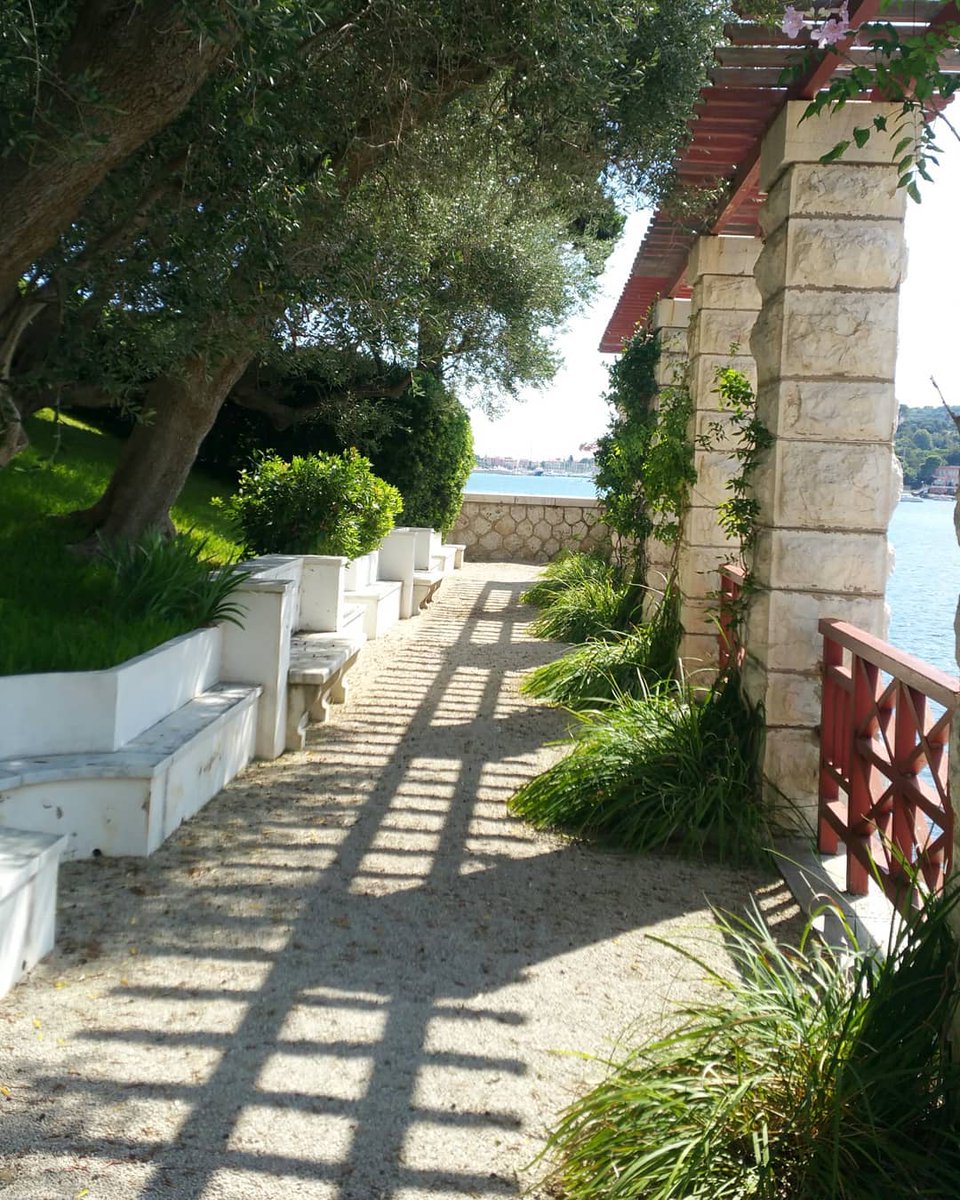 terrace on topunder the pergolawould be especially back then when it wasn't so built upsee the sunsets & stars, so peacefuljust the clink of the boatsWe do , however, have that in Scotland in abundance.