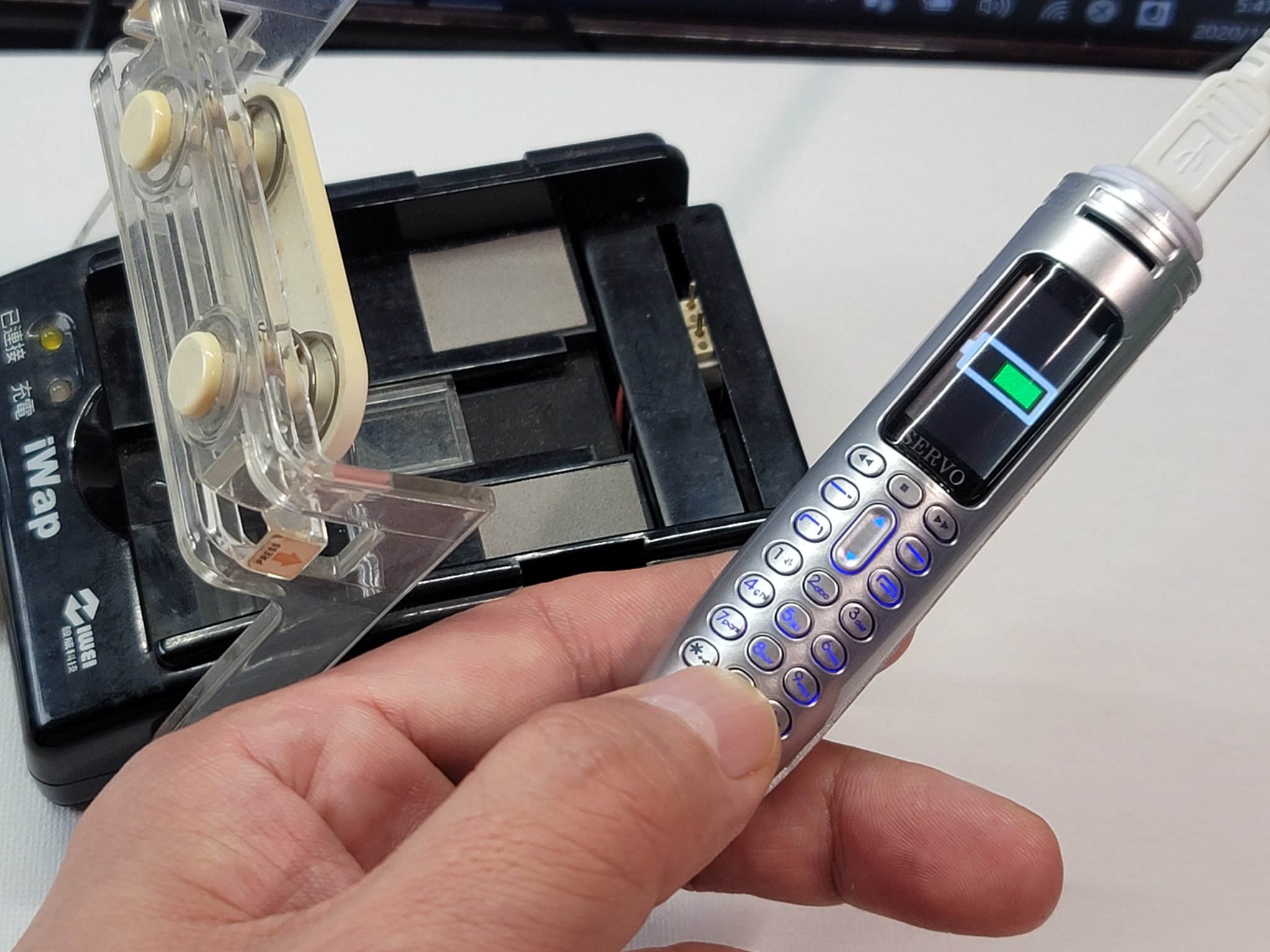 Yasuhiro Yamane 山根康宏 持っててよかったバッテリー直接強制充電器 これにバッテリー 挟んで直接充電 台湾でもう10年以上前に買ったものだけど これバッテリーの端子がどんな位置でも充電できる優れモノ 昔の携帯や最近でも変なヤツでとか 完全 放電し