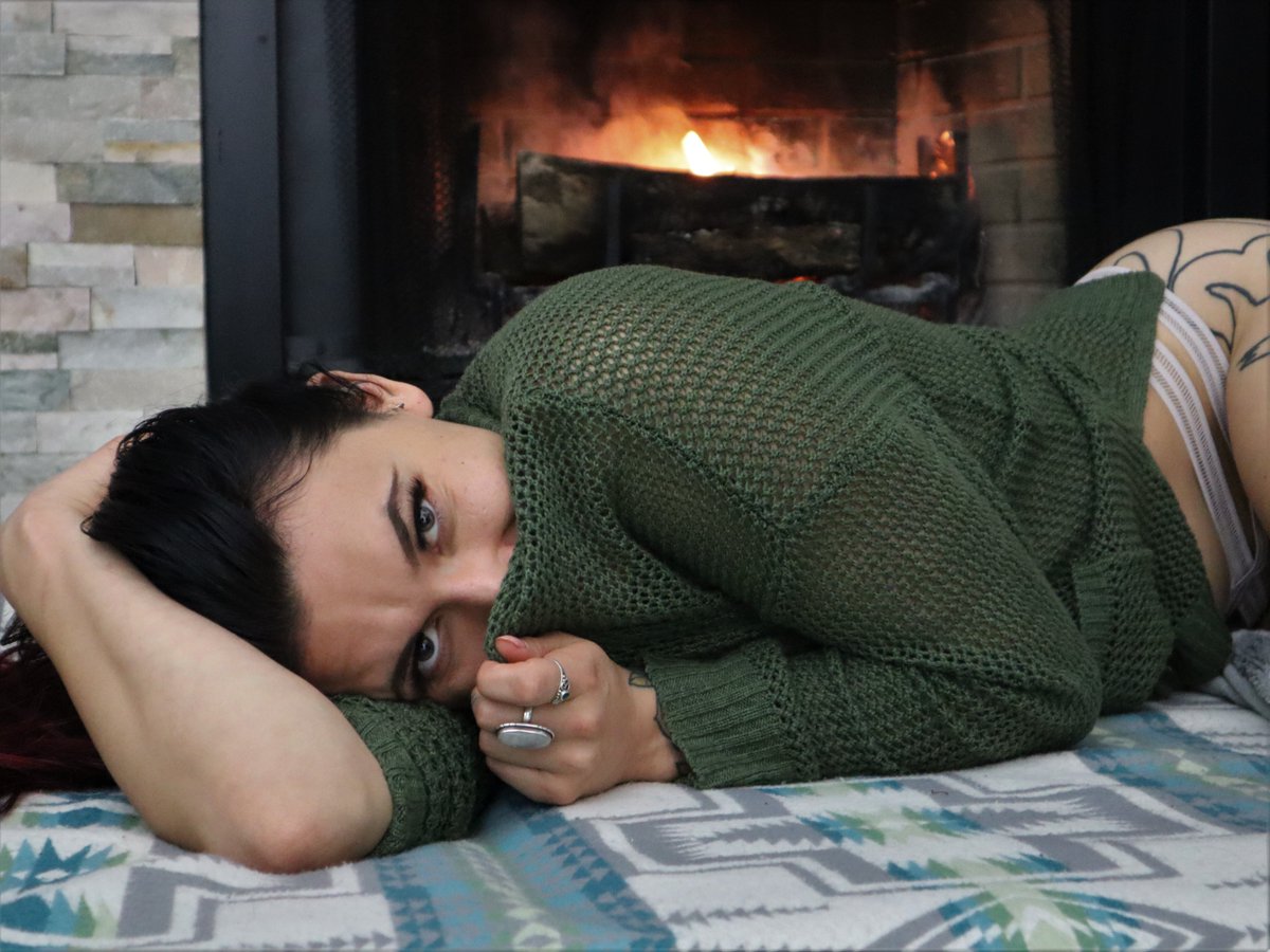 Sashaslay1's tweet photo. time to snuggle up by the fire https://t.co/euTEfeZXlP