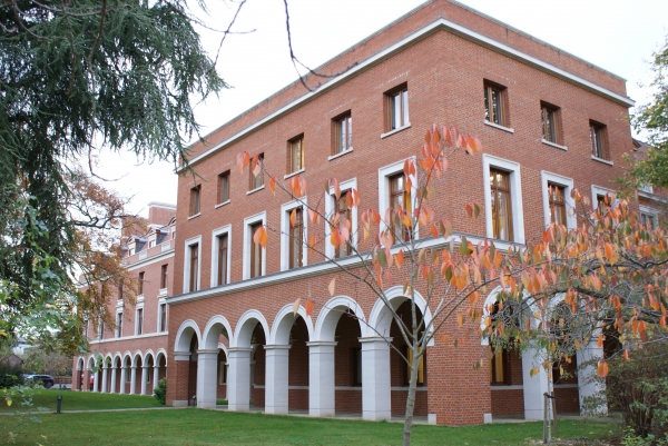 13/ In an attempt to wrest back soft power from the East, New Classical Architecture in America & Britain is a sleek modern take on classical and gothic themes. It hopes to make architecture great again, but whether this simple nostalgia or the start of something new is TBD...