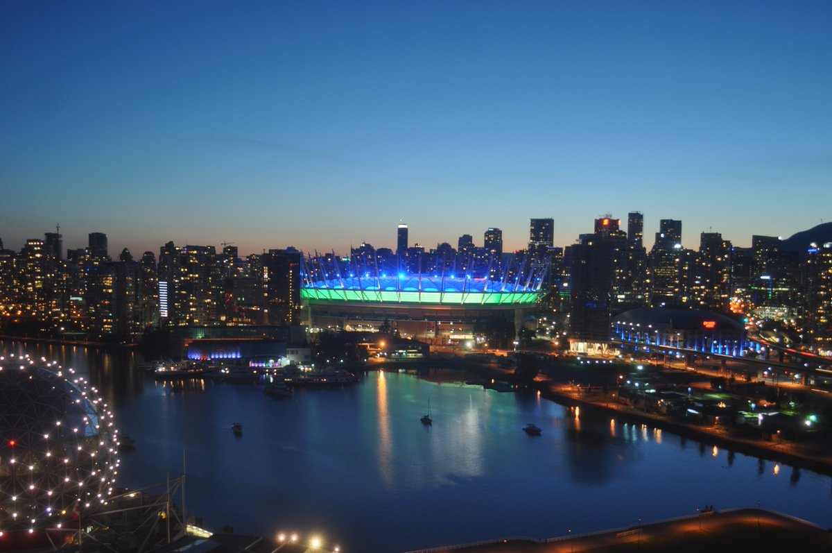 bcplace's tweet photo. BC Place will glow blue and green today for #FallPreventionMonth 💙💚 Did you know falls are the leading cause of injury-related hospitalizations among Canadian older adults? 20-30% of older adults fall each year. Learn more at https://t.co/4p0a5zv5rL @fallpreventCA #PreventFalls https://t.co/M7LRjx3KdP
