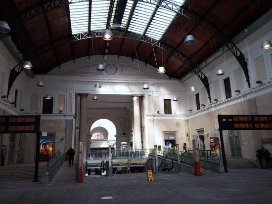5/ Even if the rail reached the harbor in 1853, the first permanent station was opened only in 1860, at Piazza Principe. The neoclassical building is one of the oldest rail building still in use today in Italy, even if the station layout has evolved dramatically over time.