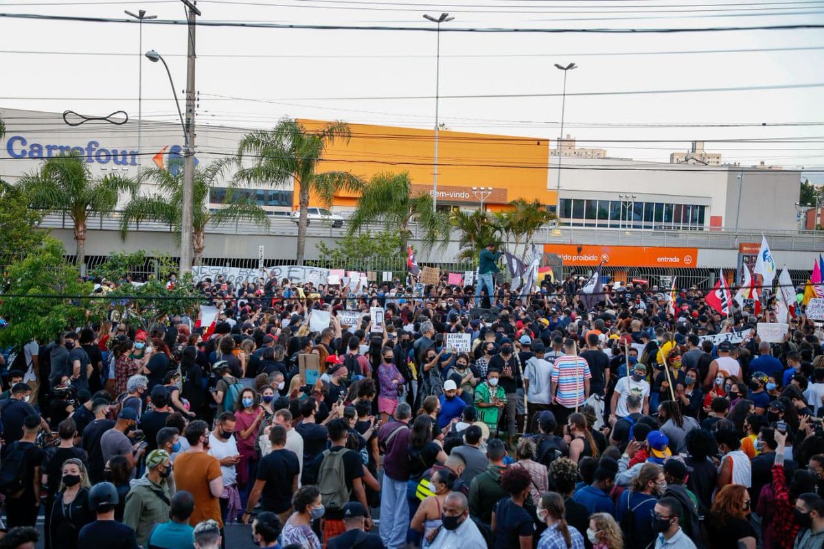 Em Porto Alegre, onde João Alberto foi assassinado por dois seguranças em uma unidade do Carrefour na véspera do Dia da Consciência Negra, milhares de pessoas se reuniram para pedir #justiçaporbeto!
Fotos: Caco Argemi
#VidasNegrasImportam #novembronegro https://t.co/mi7rJJMe3E