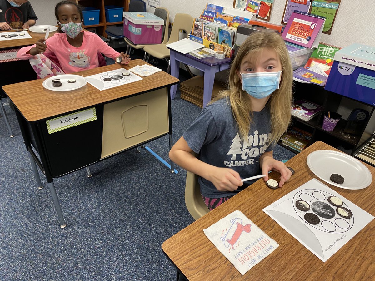 MsNelson4th's tweet photo. Fun Friday! Modeling the phases of the moon with Oreos! ⁦@BoydBlackhawks⁩ https://t.co/g7XowEkFrd