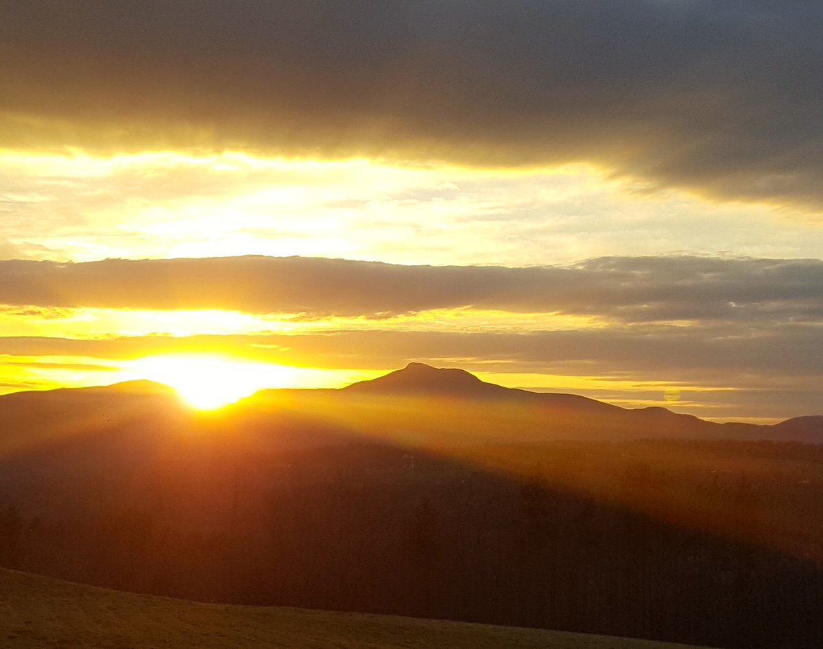 vagabondway's tweet photo. Enjoying the backyard up the hill. #ilovevt #sopretty #sunset #camelshump https://t.co/T0yqEq6tMK