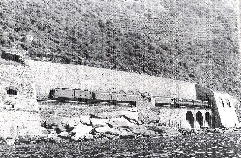 6/ The second major early event in Genoa rail history is the opening of the coastal rail from Pisa, a real engineering challenge, with construction sites accessible by the sea only, with no roads. Famously, the Cinque Terre were still reachable by train only until the late 1980s