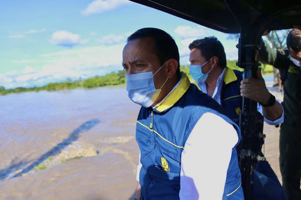 MAguilarHurtado's tweet photo. Visitamos el sector de bajo Rionegro, que en estos días enfrentó el paso arrasador del río Lebrija. 

¡Junto a los organismos de socorro y el equipo del Gobierno #SiempreSantander trabajamos por mitigar los efectos de la #TemporadaDeLluvias ⛈️ y entregar ayudas humanitarias. https://t.co/frSWS4OhEt