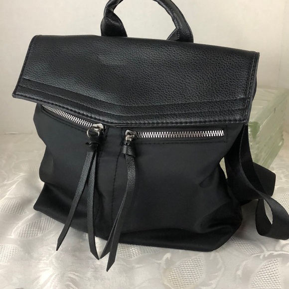 AnuschkaMia's tweet photo. So good I had to share! Check out all the items I'm loving on @Poshmarkapp from @classyvintage1 #poshmark #fashion #style #shopmycloset #botkier #marcjacobs #softsurroundings: https://t.co/HXh7bREeM0 https://t.co/u1nTUtG0IG