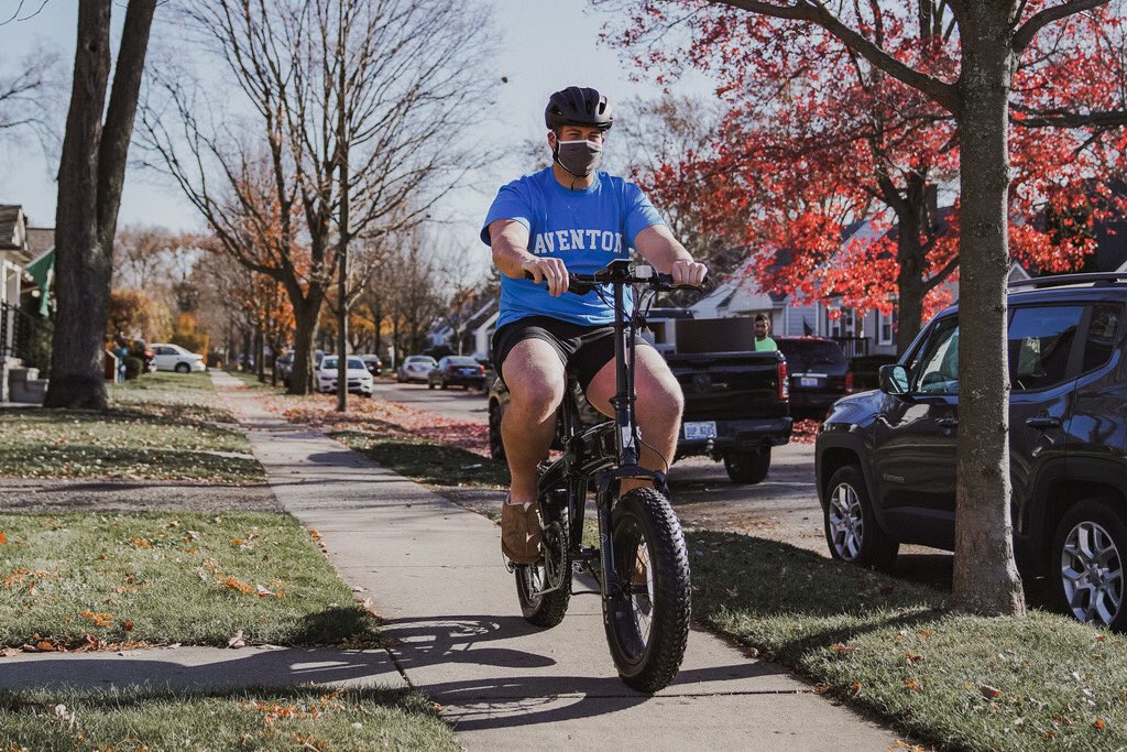 AventonBikes's tweet photo. THAT FRIDAY FEELING! ⚡️😎

@AdrianPeterson @jasoncabinda @DannyAmendola @LBStenberg 

#AventonBikes #SinchSeason https://t.co/AP5SPAKszW