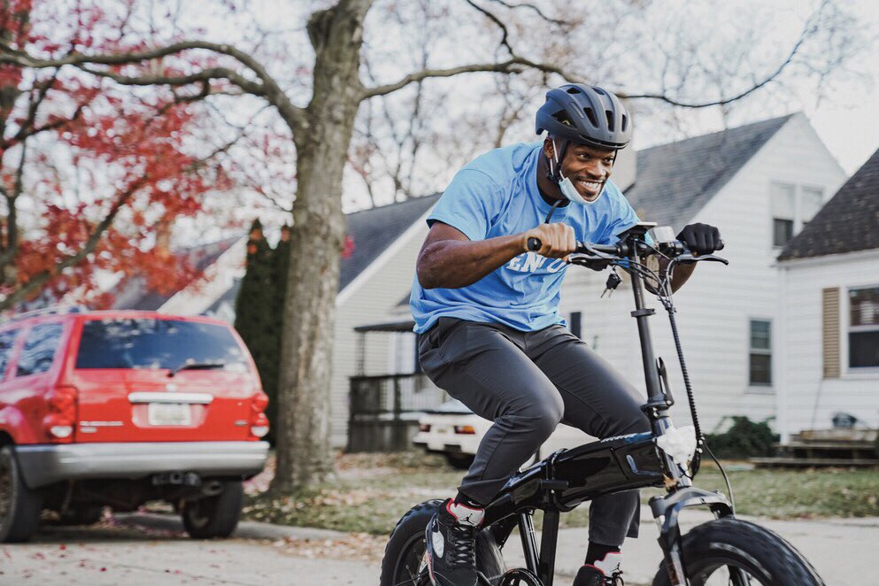 AventonBikes's tweet photo. THAT FRIDAY FEELING! ⚡️😎

@AdrianPeterson @jasoncabinda @DannyAmendola @LBStenberg 

#AventonBikes #SinchSeason https://t.co/AP5SPAKszW