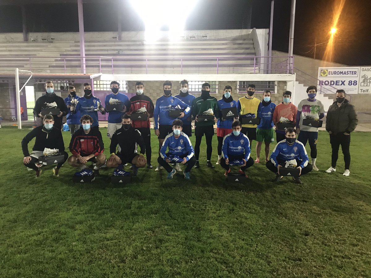Gracias <a href="/afefutbol/">AFE</a>. Siempre ayudando al futbolista.  #AFECerca #ConLasBotasPuestas    <a href="/LaBanezaFC_/">La Bañeza FC</a>  . <a href="/piojojht/">Piojo</a> eres un crack.