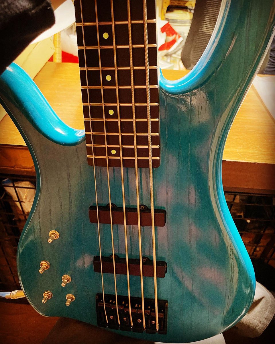 goro_murata's tweet photo. 完成！！！

https://t.co/F2QCedg6KX

#5stringbass #leftybass #arttech #bass #bassist #turquoiseblue #生地着色 #openpore #オープンポア #aguilar #obp3  #ebonyfingerboard #ashbody https://t.co/L1EFz7KrPG