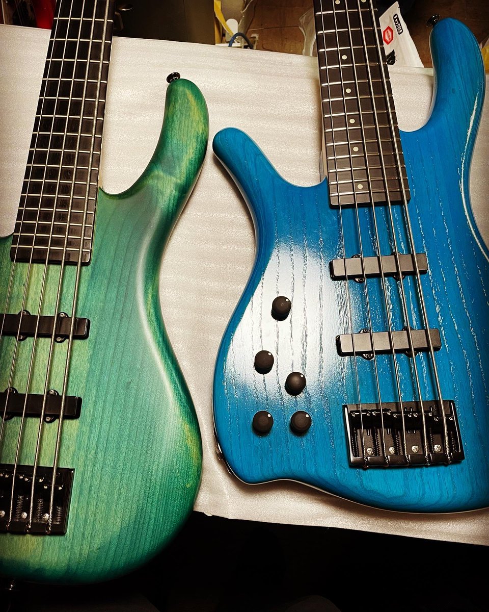 goro_murata's tweet photo. 完成！！！

https://t.co/F2QCedg6KX

#5stringbass #leftybass #arttech #bass #bassist #turquoiseblue #生地着色 #openpore #オープンポア #aguilar #obp3  #ebonyfingerboard #ashbody https://t.co/L1EFz7KrPG