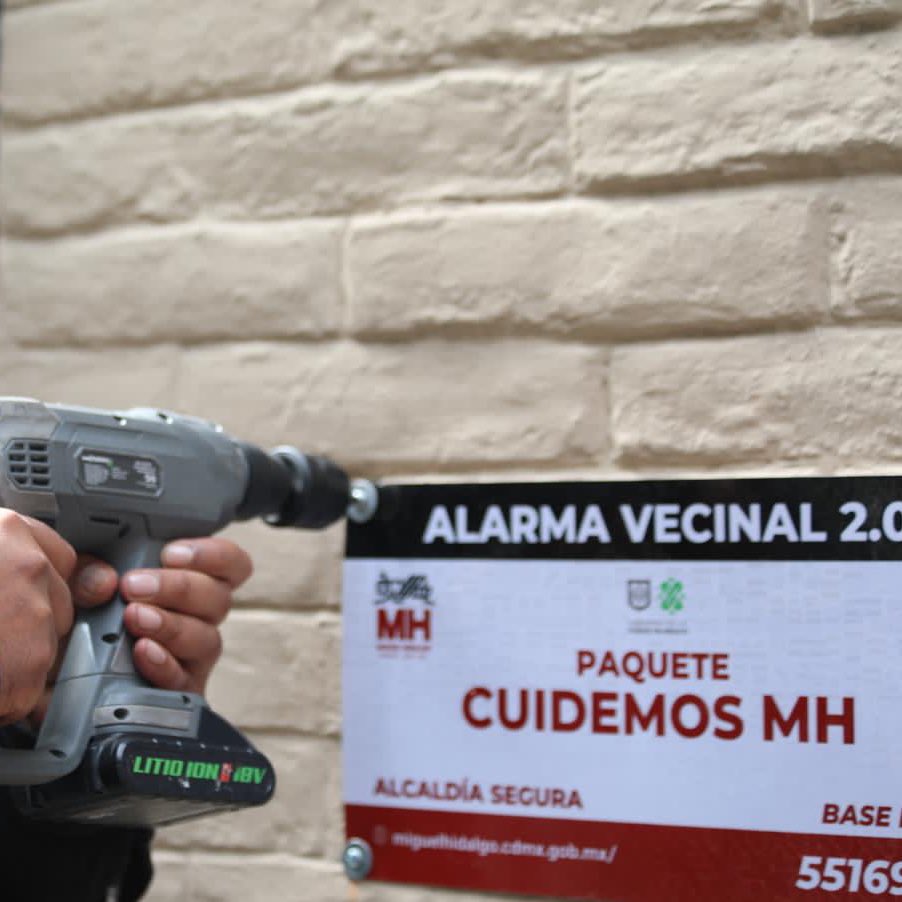 AlcaldiaMHmx's tweet photo. En compañía del #ChambaBusMH, atendimos a vecinas y vecinos de #LomasDeSotelo con los servicios de #DiarioCONTIGO. Dejamos la unidad más bonita y con áreas comunes bien mantenidas

#MHelCorazónDeLaCapital https://t.co/pHCvFklQGk