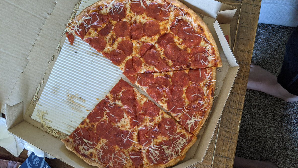 natnat4130's tweet photo. @pizzahut You guys did me dirty. Forgotten jalapeño and what looks like an attempt to fix the forgotten Parmesan crust? https://t.co/GZj7OlNwOk