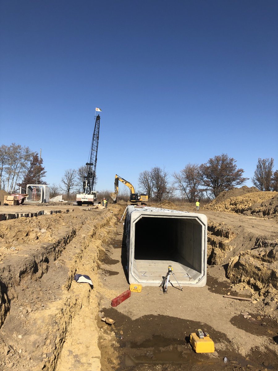 mndotsoutheast's tweet photo. There has been steady progress with the Hwy 14 Expansion project including some concrete paving shown in these photos. Minor roadway grading continues to happen until weather doesn't permit. #dodgecounty #steelecounty
โก๏ธProject details and email signup: https://t.co/OgUtKcyRRA https://t.co/ARs3SBSJR6
