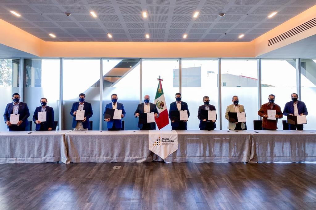 mrikelme's tweet photo. Hoy desde la ciudad de #Guadalajara, los gobernadores de la @AFederalista firmamos la Controversia Constitucional que presentaremos ante la @SCJN en contra de la extinción de los 109 fideicomisos por parte del @GobiernoMX. https://t.co/taiNxip7Q1