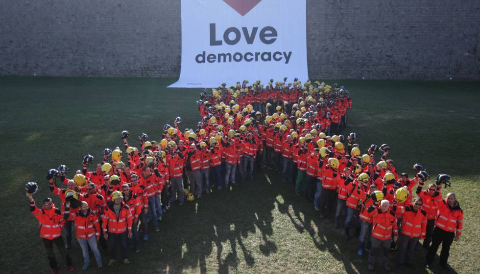 ANC_Bombers's tweet photo. Ironies de la història avui #20N cinc bombers de #Girona declaraven als jutjats acusats de malversació per participar en la concentració del #2Oct2017.
El 20N del 2017, un centenar llarg de bombers fèiem un llaç a Montjuic, contra el 155 i per la #LlibertatPresosPolítics. https://t.co/1L8m2CeJ1F