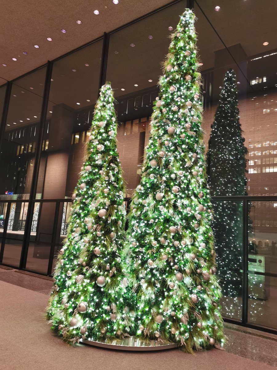 Do you feel the festive vibes in Toronto?🎄🎉

#festivevibes #festiveseason #toronto #holidayseason #realestate #gtahomes #cityview #streetsoftoronto #festival #fridayvibes #fridaymood #festivemood #condos #picoftheday