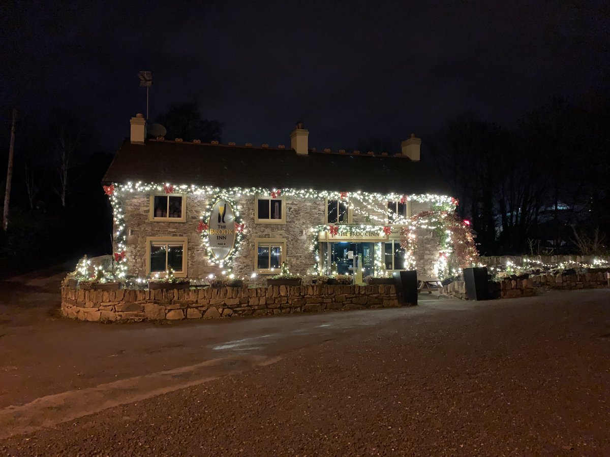 TomasTyner's tweet photo. The lovely folks at #TheBrook  spreading a little #Christmas2020 joy. Lighting up this corner of #Sallybrook 🙏 @GNBCORK https://t.co/oUQqbLAn4U