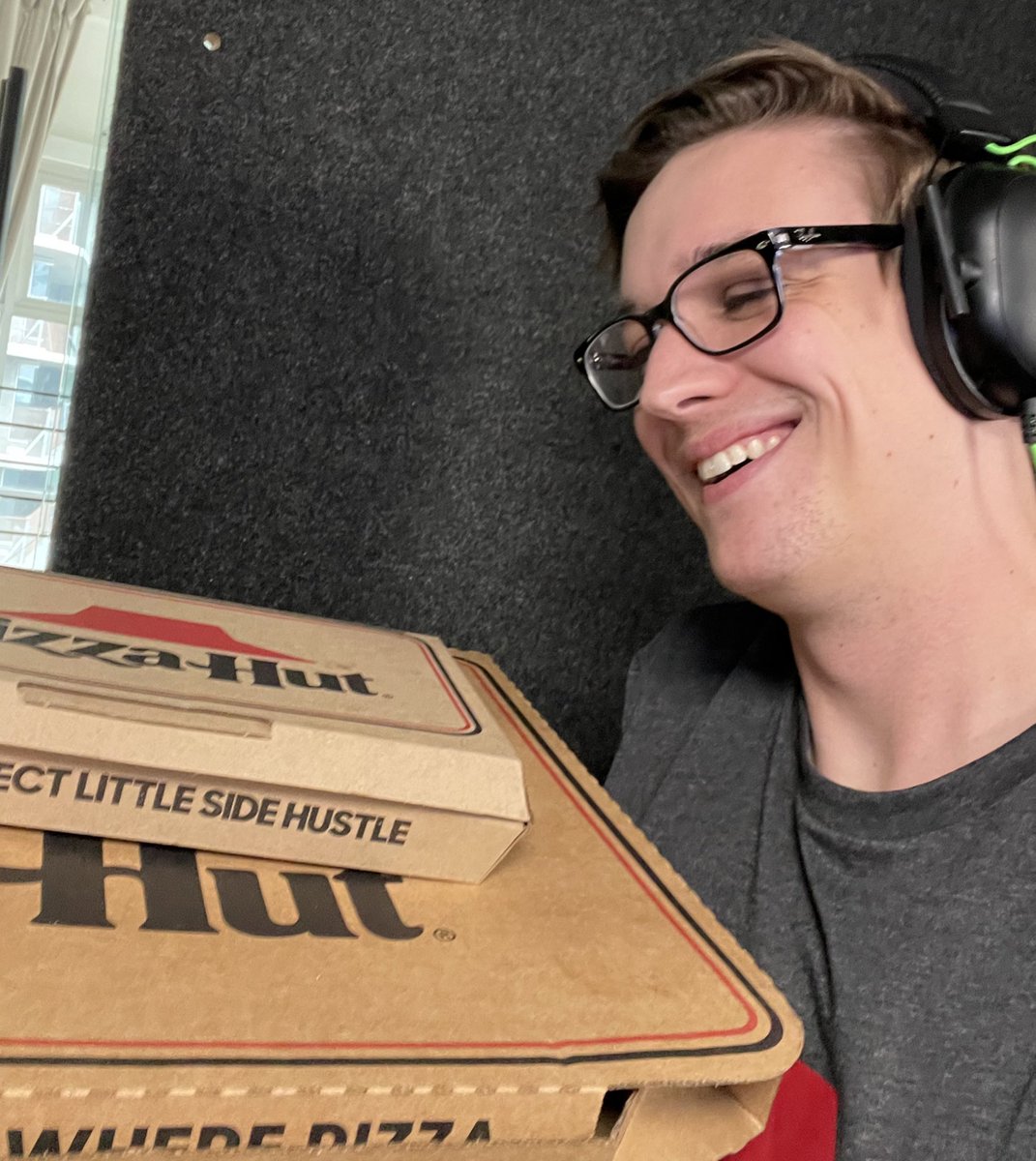 It's time for a @PizzaHut party! My new series Friday Night Bites starts tonight and I have @jonsandman and @HannahStocking along for the ride. Tune in! #fridaynightbites #pizzahutpartner twitch.tv/jericho
