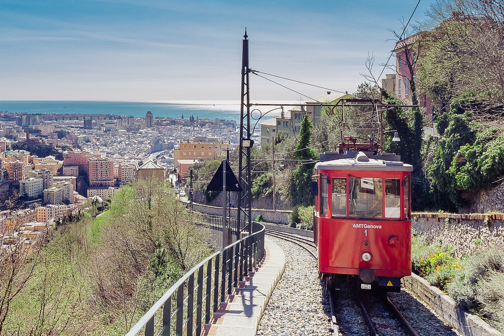 9/ The city itself built a tramway network, but, more interestingly, several funiculars, lifts and cog railways to facilitate the development of new residential neighborhood, mainly upper class ones, up in the hill and far from the noisy, smelly harbor and the congested old city