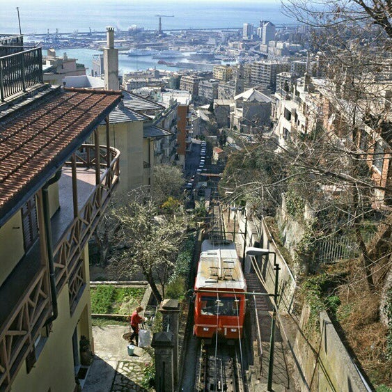 9/ The city itself built a tramway network, but, more interestingly, several funiculars, lifts and cog railways to facilitate the development of new residential neighborhood, mainly upper class ones, up in the hill and far from the noisy, smelly harbor and the congested old city