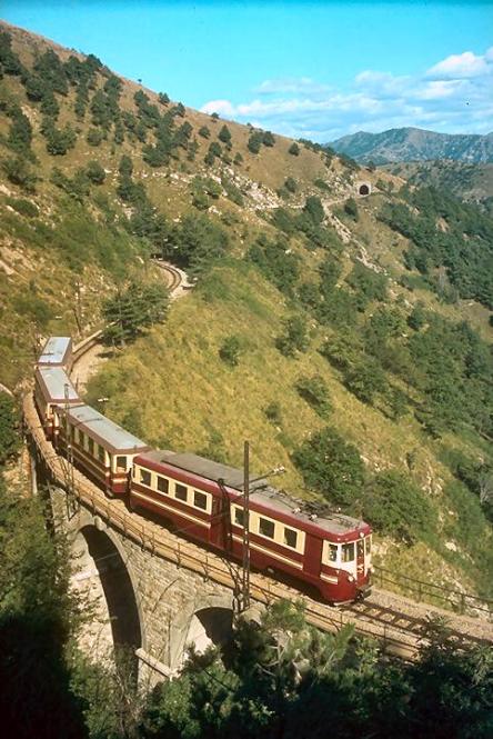 10/ Another nice feature of Genoa's rail transit system that survived until today is the 40km narrow gauge line to Casella, a curvy electrified line reaching inland across the mountains, opened in 1929.