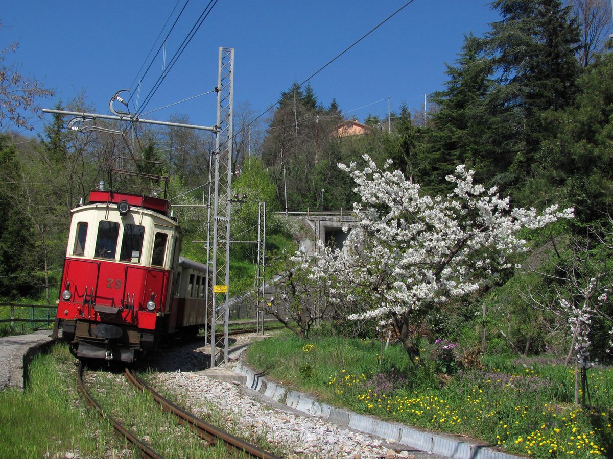 10/ Another nice feature of Genoa's rail transit system that survived until today is the 40km narrow gauge line to Casella, a curvy electrified line reaching inland across the mountains, opened in 1929.