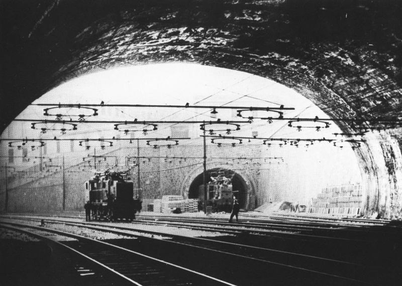 12/Because of the long tunnels and the steep gradients, the lines around Genoa were among the first to be extensively electrified in the 1910-20s, mainly using the tri-phase common in most of Northwestern Italy until the uniformization to the 3kv DC national standard in the 1960s