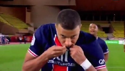 Kylian Mbappé se besó el escudo del PSG.