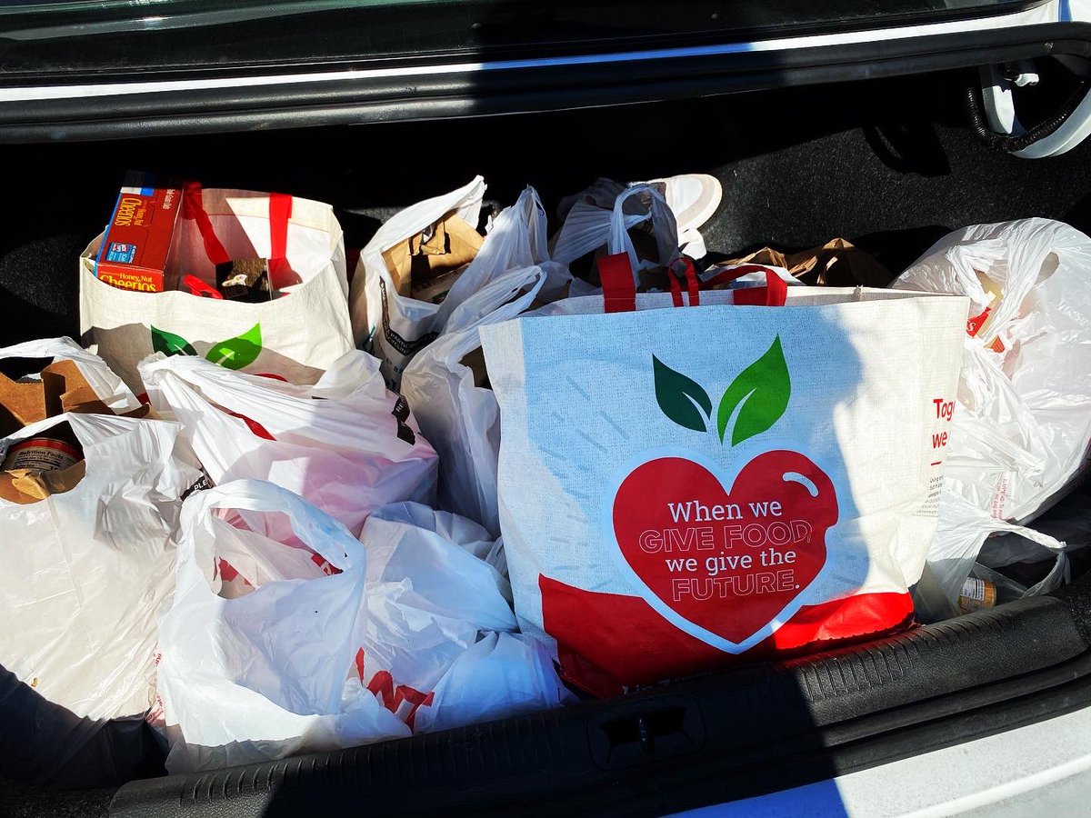 britjanes's tweet photo. Proud of #Stratusip today (and always) because despite this year being a can of 💩 we still collected and showed up to can hunger!! Thanks to @prestonandsteveshow @philabundance @southfellini and all the amazing volunteers!
❤️🧡💛💚💙 https://t.co/ngovHNwH7Y