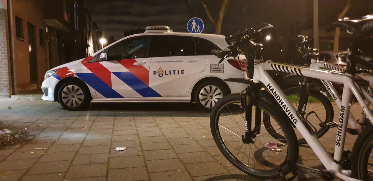 Persoon staande gehouden bij gezamenlijk actie met @PolitieSchiedam
 i.v.m afsteken illegaal vuurwerk 
 #Schiedam #woudhoek. Bleek thuis nog meer vuurwerk te hebben liggen. Alles in beslag genomen en pv opgemaakt #aanpakken #overlast #samenwerking