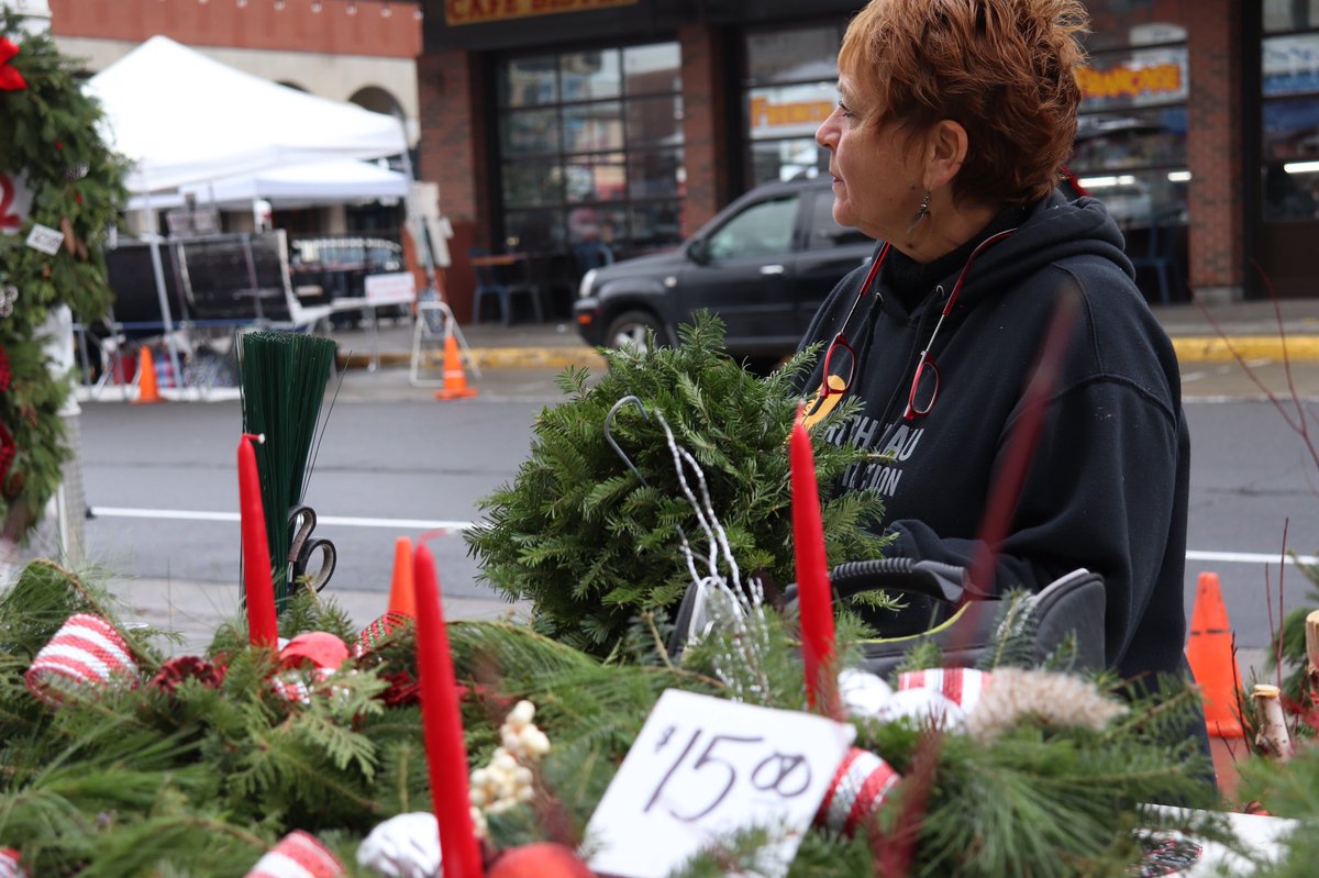 ChanellePinard's tweet photo. Clair Lavoie has sold Christmas decorations every year to spread holiday cheer in the ByWard Market for 25 years.
“Our sales are much better because people are decorating more this year because they’re staying home.” 
#atmoodcheck @Algonquinjourn https://t.co/0KgmU5voNb