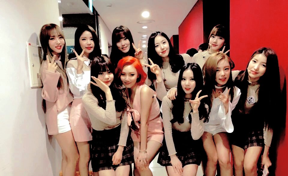 V4LKRY_twt's tweet photo. It's time to get #BackToNeverland y como nosotras estamos bien emocionadas de estar aquí en el tan esperado #𝐍𝐄𝐕𝐄𝐑𝐋𝐀𝐍𝐃1stCB, nos colamos en el backstage para irnos a sacar una fotito con las chiquillas porque ¿fans? Obviamente.
Esperamos que seguridad no nos saque. 😳 https://t.co/EtGaKyi1zb