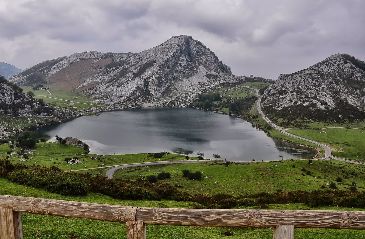 CedenaGonzalez's tweet photo. Los Lagos de Covadonga, situados en Cangas de Onís, Asturias. Están formados por dos pequeños lagos, el Enol y el Ercina. A los que en temporada de deshielo se los suma, el Bricial. Es un lugar lleno de naturaleza y bonito.
#mipaisaje #DCSUVA https://t.co/BQqn1M5njj