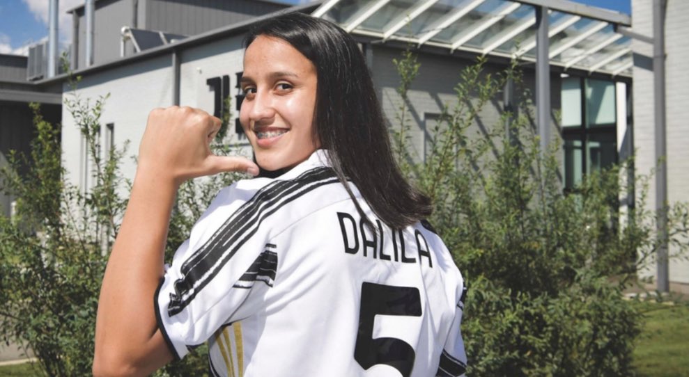 DeporFem_'s tweet photo. Hoy, y desde julio de 2020, se desempeña como mediocampista en la Juventus y se convirtió en la primera argentina en formar parte del equipo italiano. https://t.co/gS20uDdeem