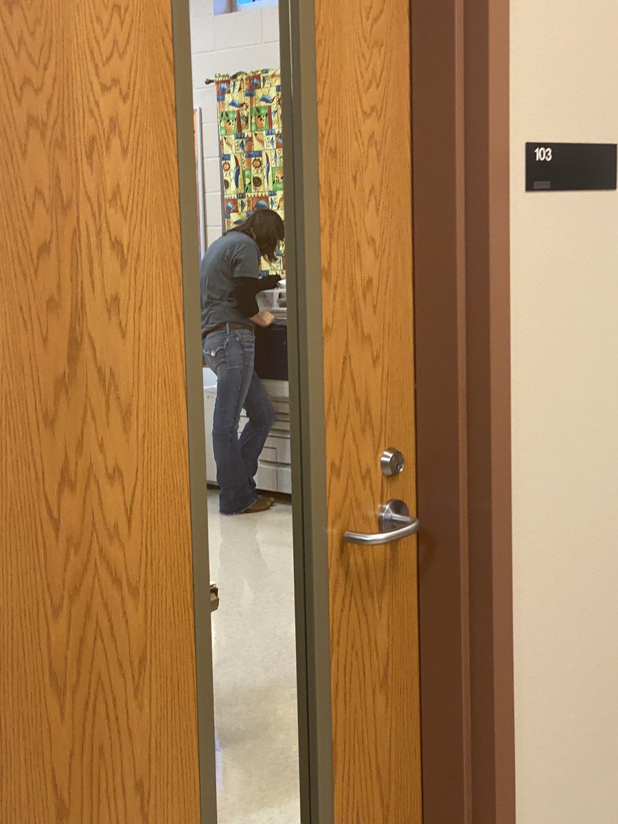 gtprincipal186's tweet photo. While walking the building, I ran into just one of the reasons why I'm so grateful for the staff I have. It's 5 pm the Friday before the break, go home @DesireeTait! #GrizzlyStrong #NavigateTogether #gratefulprincipal https://t.co/PbizeTmTgl