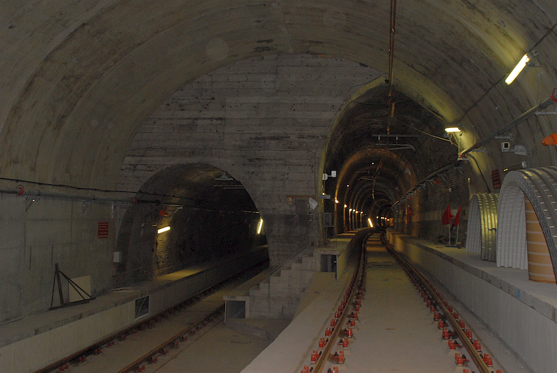 16/ In the meanwhile the city also built a little 7km, 8 stations metro, opened with a painfully slow pace b/w 1990-2012. One of its particular feature is that it reuses several abandoned tramway and freight tunnels from the early 20th century.