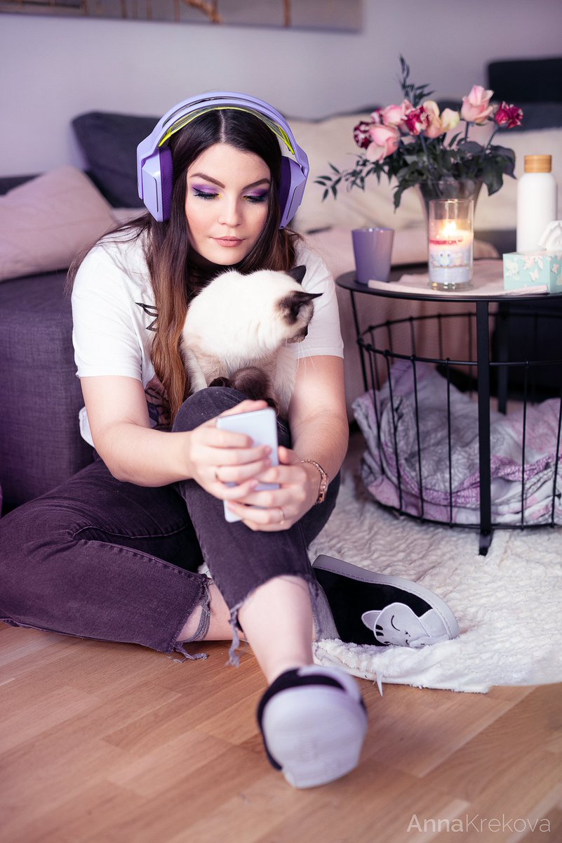 Kitannabanana's tweet photo. Sharing with you my results from the small homeshoot I did a little while ago here aswell. I love them a lot and realised I neglected sharing them to Twitter 💜
#purplevibes #pinkvibes #homeshoot #pastel #pinkpurple #logitechheadset #catcontent #purplemakeup #casuallook https://t.co/uf6LLevWF8