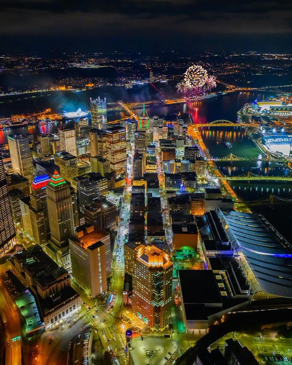 DowntownPitt's tweet photo. Throwback to 2019's Light Up Night.

While we couldn't celebrate what would have been the 60th annual Light Up Night tonight, we look forward to a season of safe, reimagined traditions.

Learn more ➡️ https://t.co/BhJ1jJ3EXj

#DowntownPittsburgh 📸 by kosslowphotography https://t.co/WwzHLw3kLc