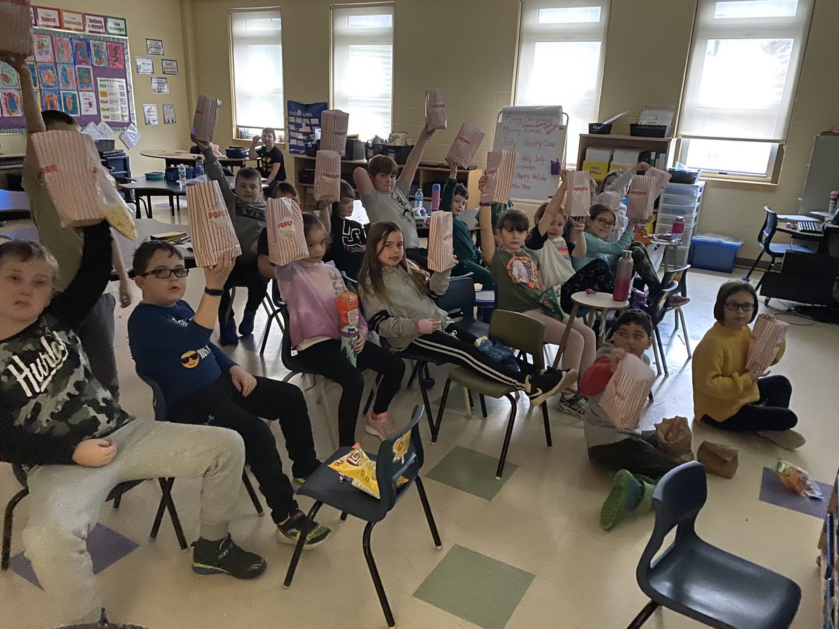 MrsHodderEDU's tweet photo. Friday Fun! #dolphinstail #textconnections #grade3 #popcorn @HTE_K4 @RMitchell_HTE https://t.co/nq3k5vASjk