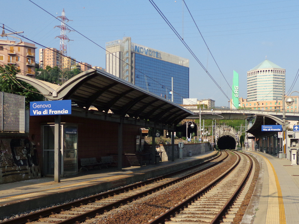 18/ At the same time, the old project to reorganize the whole network around the city has finally resumed. It will allow for the segregation of freight, long distance trains and will carve out a dedicated route for a 10-15' RER style along the coast and up the Polcevera valley